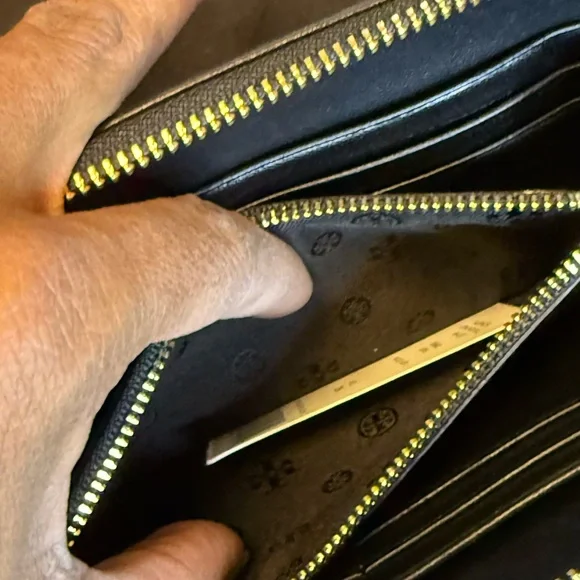 Tory Burch Black Quilted Leather Zip Wallet - Picture 11 of 13